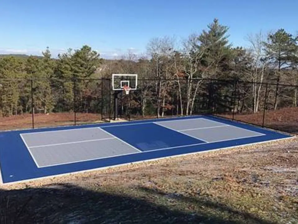 Basketball/pickleball Multicourt with containment net